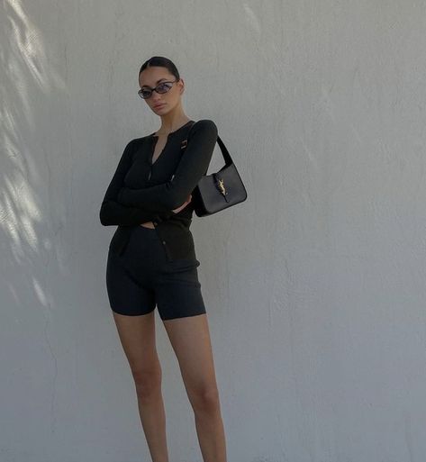 Mini Shoulder Bag Outfit, Black Handbag Outfit, Ysl Bag Outfit, Hobo Bag Outfit, Mini Bag Outfit, Shoulder Bag Outfit, Purse Outfit, Bag Outfit, Handbag Outfit