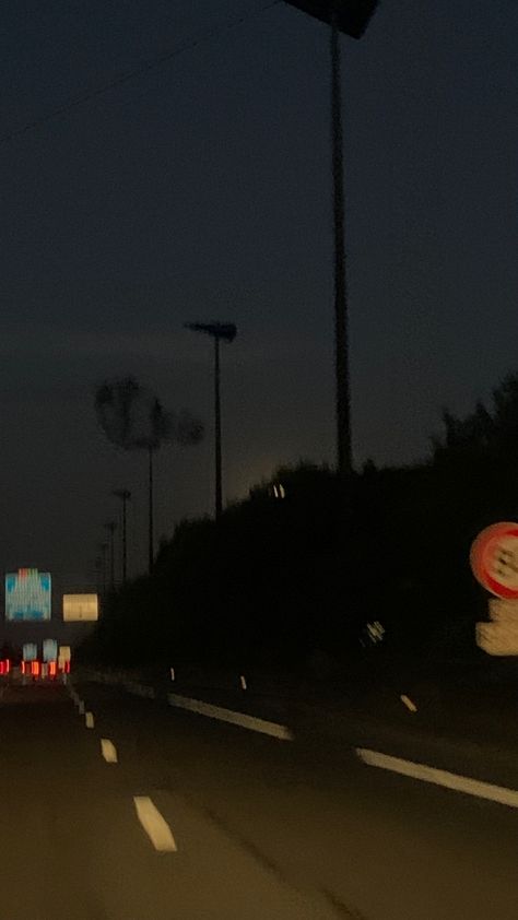 blurry picture of the highway at night Aesthetic Road Pics, Highway Aesthetic Night, Night Road Aesthetic, Blurry Background Photography, Nostalgic Places, Blurry Night, Road Aesthetic, Night Core, Night Pic