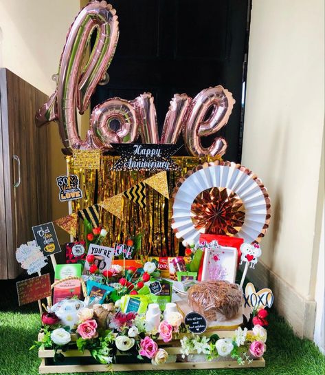 25th Anniversary Hamper Ideas, Anniversary Surprise Ideas For Husband, Anniversary Hamper Ideas, Anniversary Gift Hampers, Anniversary Hamper, Wedding Hampers, Packing Idea, Boyfriends Birthday Ideas, Advance Happy Birthday