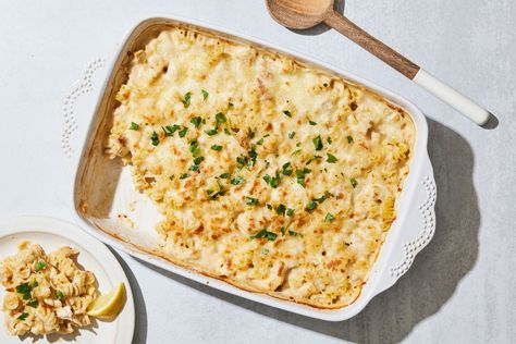 This easy dump and bake chicken Alfredo recipe will be a favorite even among the pickiest of eaters. Dump And Bake Chicken Alfredo, Dump And Bake Chicken, Ms Recipes, Dump And Bake, Chicken Alfredo Bake, Creamy Pasta Dishes, Bake Chicken, Chicken Alfredo Recipes, Food Scientist