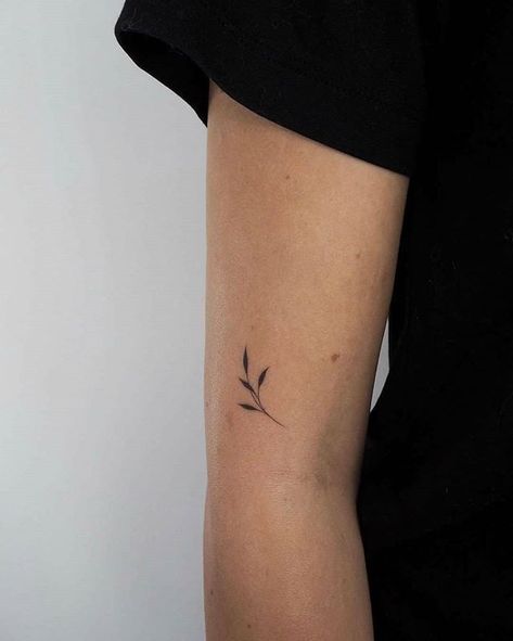 Tato Minimal, Tattoo Placements, Ring Finger Tattoos, Inspiration Tattoos, Cat Tattoos, Small Girl Tattoos, Initial Tattoo, Tattoo Girls, Tiny Tattoo