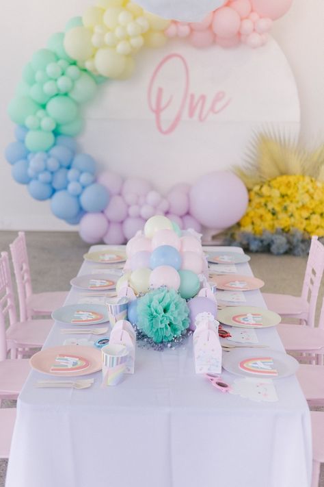 Clouds And Rainbows Birthday Parties, Pastel Party Table Setting, Pastel Rainbow Party Theme, Somewhere Over The Rainbow Party, Pastel Baby Birthday Party, Rainbow Party Centerpiece Ideas, Pastel Centerpieces Birthday, Pastel Rainbow Centerpiece Ideas, Pastel Color Birthday Party Ideas