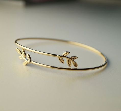 Bracelets Cheap, Braclets Gold, خواتم خطوبة, Hand Jewelry Rings, Gold Bracelet Simple, Modern Gold Jewelry, Pretty Jewelry Necklaces, Gold Jewelry Stores, Mangalsutra Designs