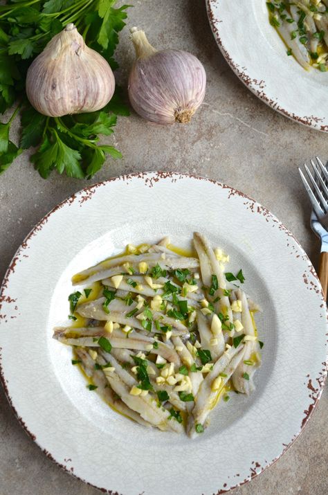 Fresh White Anchovies in Vinegar, Boquerones en Vinagre - MAMA ÍA White Anchovies, Italian Lunch, Tapas Menu, Mediterranean Lifestyle, Spanish Tapas, Anchovies, Virgin Olive Oil, Beautiful Food, Parsley