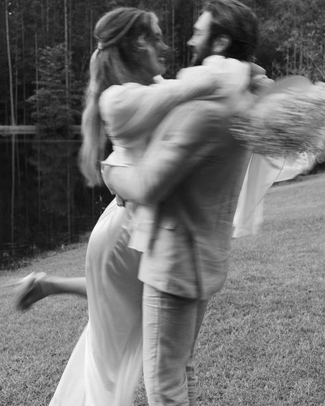 Moving Wedding Photos, Wedding Photos With Movement, Motion Engagement Photos, Wedding Photography Movement, Emotional Wedding Photos, Motion Wedding Photography, Movement Wedding Photography, Blurred Wedding Photography, 2024 Wedding Photography Trends