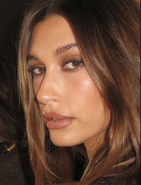 When Hailey Bieber decides to swap her trademark glazed donut skin for a TikTok viral look you know it must be good. Enter “latte makeup,” a laid-back interpretation of summer bronze that’s as irresistible as your daily cup of coffee. Click for a make up breakdown... Bronze Makeup, Formal Makeup, Smink Inspiration, Brown Makeup, Fall Makeup, Natural Makeup Looks, Summer Makeup, Hailey Bieber, Makeup Essentials