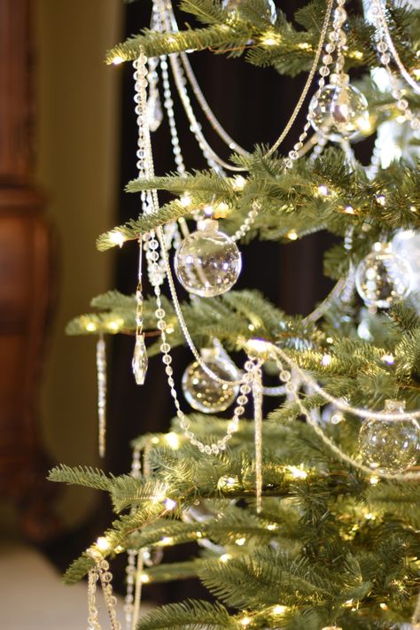 All That Glistens Christmas Tree Theme! My tree features very elegant crystal Christmas decorations like crystal drop ornaments, long sparkling icicles, and icy crystal garlands! #glasstree #ChristmasTreeTheme2020 #ChristmasTreeIdeas2020 Christmas Tree Inspo, Christmas Decor Trends, Crystal Christmas Tree, Glam Christmas, Christmas Tree Inspiration, Christmas Inspo, Christmas Tree With Gifts, Noel Christmas, Christmas Tree Themes