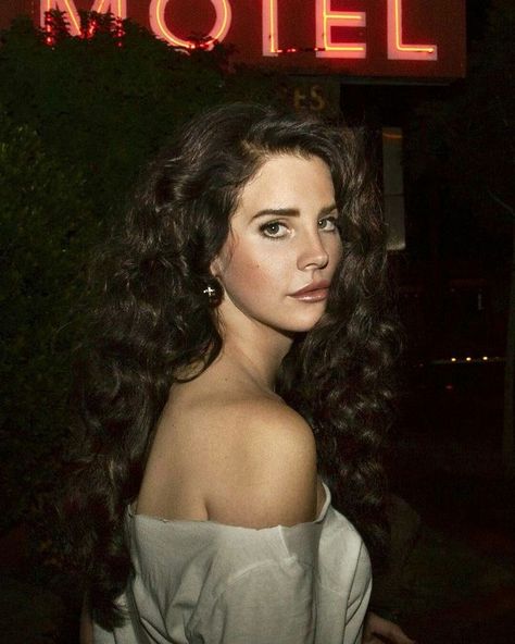 Lana Del Rey Hair, Music Tattoo Ideas, Lana Del Rey News, Tattoo Music, Small Curls, Lana Del Rey Love, Side Part Hairstyles, Tattoo Ideas For Women, Music Tattoo