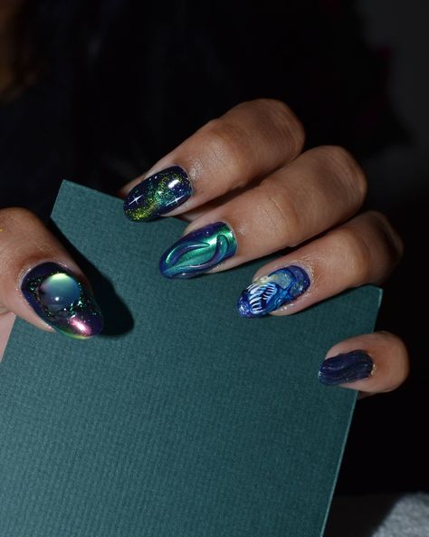 Northern lights + angler fish 🧪🌀 . . ~𝐡𝐢𝐠𝐡𝐥𝐢𝐠𝐡𝐭𝐬: design on her natural nails!! Did a builder gel mani with this insanely cool freestyle design by us! She wanted the angler fish for sure and more galaxy / sea themed so used lots of magnet gels + colour shifting chromes giving the most gorgeous glowww😩 omg and on the thumbs we used an iridescent charm and made the gel surround it looking ‘encased’ ^^ Absolutely obsessed with the colours woww OH ANDD she did two different designs on both hands?... Sea Witch Nails, Northern Light Nails, Northern Lights Nails, Sea Witchery, Lights Nails, Iridescent Nails, Sea Nails, Light Nails, Gel Mani