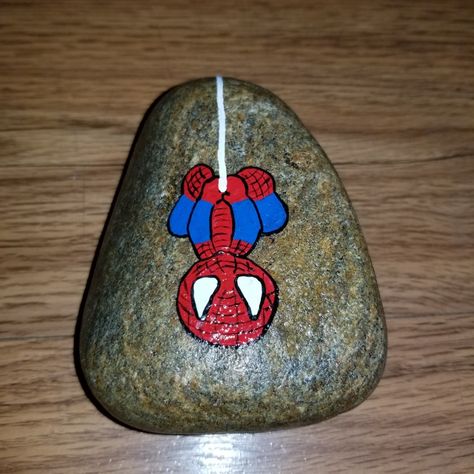 Spider Man Rock Painting, Avengers Stones, Marvel Rock Painting, Spiderman Rock Painting Ideas, Superhero Rock Painting Ideas, Superhero Rock Painting, Superman Rock Painting, Painted Rocks Spiderman, Superhero Painted Rocks