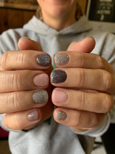 Fun Nails Dip Powder, Short Dip Powder Nails Summer 2023, Family Dinner Outfit Spring, Short Dip Powder Nails Glitter, Dip Nails With Glitter Accent, New Years Nails Dip Powder Short, Dipped Nails Ideas Powder Fall 2022, Vacation Dip Nails, Sparkle Nails Short