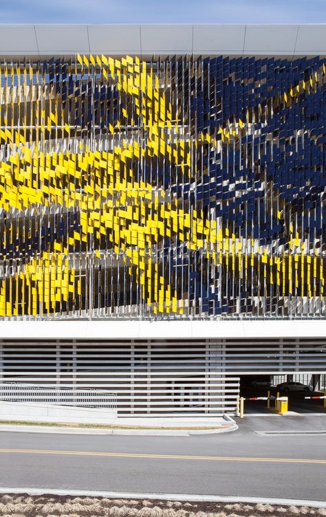 dynamic facade system at eskenazi hospital, indianapolis by urbana architecture - designboom | architecture & design magazine Kinetic Architecture, Structure Art, Dynamic Architecture, Parking Structure, Facade Pattern, Building Skin, Interactive Walls, Garage Art, Interactive Art