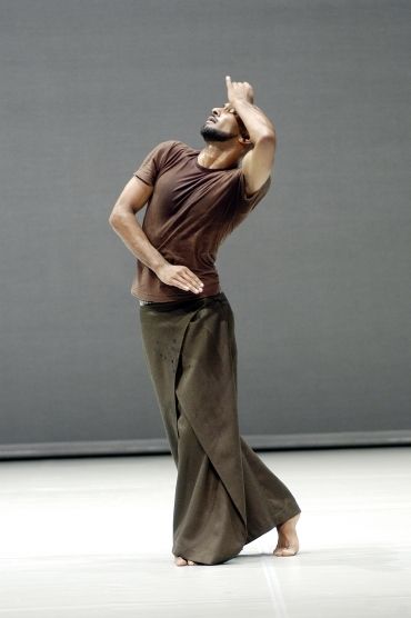 Akram Khan, Zero Degree.  Pic by Jean-Pierre Maurir.  It doesn't have to be a huge movement-- sincerity and subtlety can get it done. Akram Khan, International Dance Day, Zero Degrees, Day Of Dead, International Dance, Dance Dreams, Dance Images, Boris Vallejo, Dancing Day