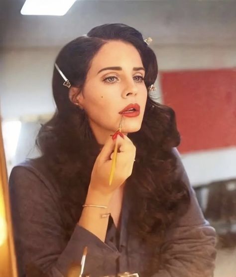 Lana Del Rey Lipstick, Lana Del Rey Red, Rey Hair, Lana Del Rey Hair, Lana Del Rey Love, Lana Rey, Burning Desire, Elizabeth Grant, Fashion Vibes