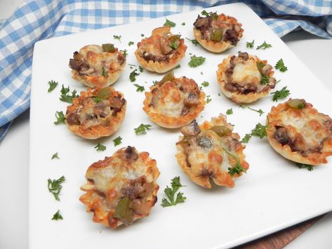 Cheesesteak-stuffed mushrooms are piled high in mini phyllo shells for a perfect snack to serve during the Super Bowl or any other big game. Chanterelle Mushroom Recipes, Phyllo Bites, Philly Cheese Steak Sliders, Phyllo Cups, Fancy Appetizers, Cucumber Bites, Elegant Appetizers, Stuffed Mushroom, Pastry Shells