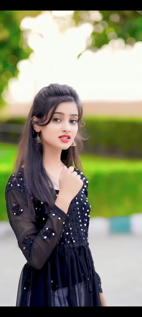 Gondi Status Image, છોકરી ફોટા, Ladki Ka Photo, Celeste Barber, शादी की तस्वीरें, Men Fashion Photo, Gals Photos, Pink Dress Short, Celebrity Fashion Looks