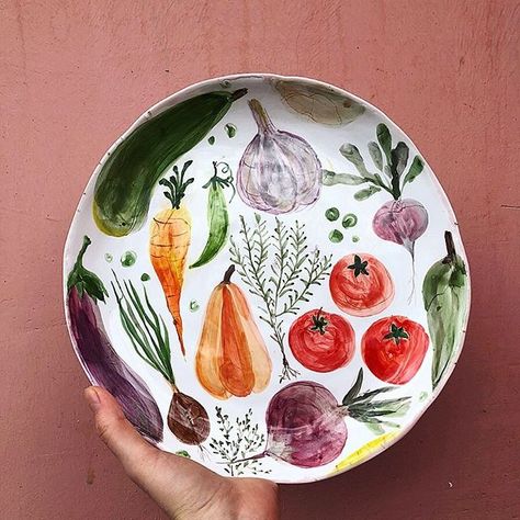 Keramik Painting, Ceramic Plates Art, Ceramic Cafe, Painted Ceramic Plates, Diy Pottery Painting, Pottery Painting Designs, Diy Ceramic, Keramik Design, Hand Painted Pottery