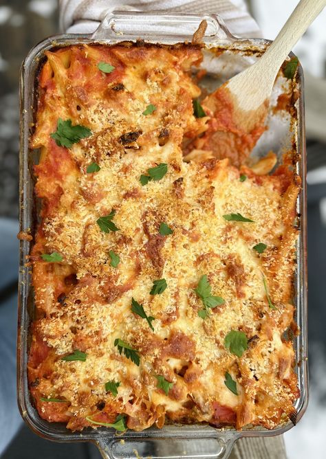 Delicious and simple weeknight pasta recipe where all you do is dump the pasta into a casserole dish with your sauce and bake it all up.  Super easy! Dump And Bake Pasta, 1pan Meals, Bake Pasta, Baked Chicken Pasta Recipes, Italian Casserole, Dump And Bake, Weeknight Pasta, Pasta Bake Easy, Baked Pasta Dishes