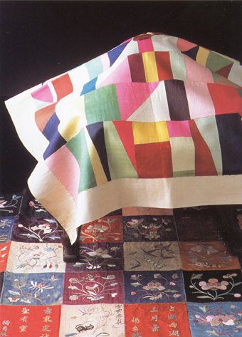 Korean Patchwork Korean Quilting, Korean Patchwork, Korean Crafts, History Of Quilting, Korean Colors, Colorful Quilt, Quilt Modernen, Wrapping Cloth, Quilt Art