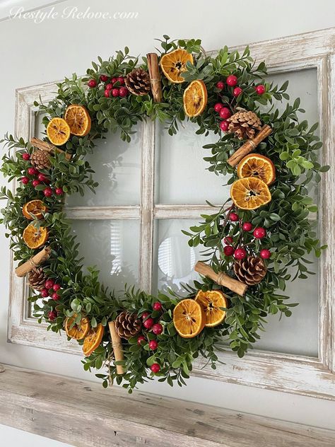 Creative Christmas Tree Ideas, Homemade Christmas Wreaths, Red Berry Wreath, Kitchen Wreath, Orange Wreath, Natural Christmas Decor, Orange Christmas, Natural Christmas, Xmas Wreaths