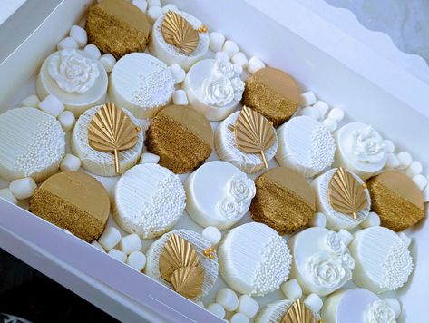 Gold Oreo Cookies, Golden Oreo Cake Pops, White And Silver Chocolate Covered Oreos, White And Gold Chocolate Covered Oreos, Gold Desserts, Gold Oreos, Decorated Oreos, Oreo Ideas, Candy Business