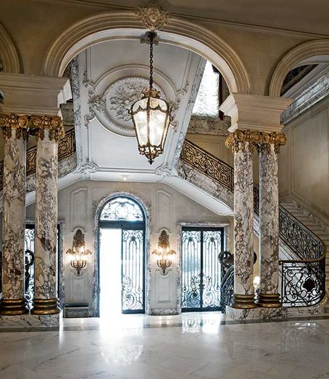 The grand entrance foyer, with its Ionic columns of Italian breccia marble. Guilded Age Mansions, The Elms Newport, Newport Rhode Island Mansions, Rhode Island Mansions, Newport Mansions, American Mansions, Marble House, Entrance Foyer, Foyer Decorating