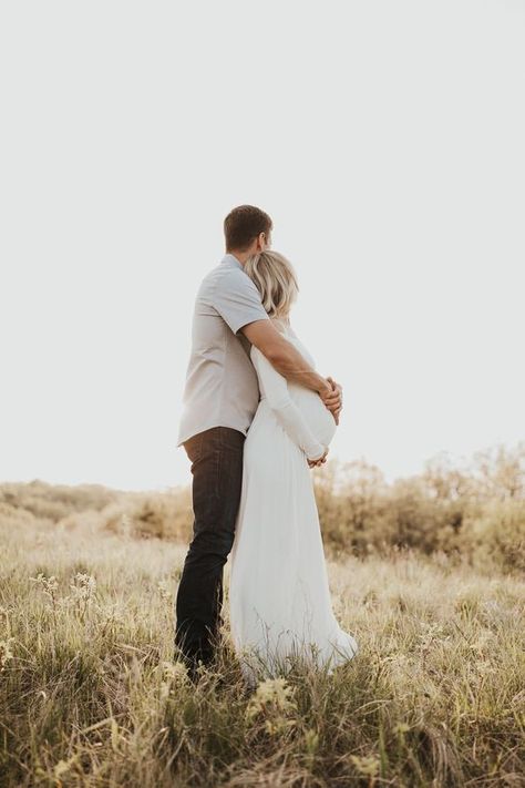 Maternity Mother Photography, Modern Boho Maternity Shoot, Maternity Photography October, Maternity Photoshoot Inspiration, Fall Maternity Photos Couple, Vineyard Maternity Pictures, Fun Maternity Pictures With Husband, Mountain Maternity Pictures, Maternity Pictures Family Of 3