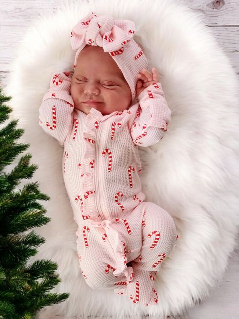 Going Home Outfit For Baby, Newborn Holiday Outfits, Newborn Christmas Onesie, Baby Christmas Pictures, Christmas Baby Outfits, Baby Girl First Christmas, Newborn Christmas Outfit, Pink Candy Cane