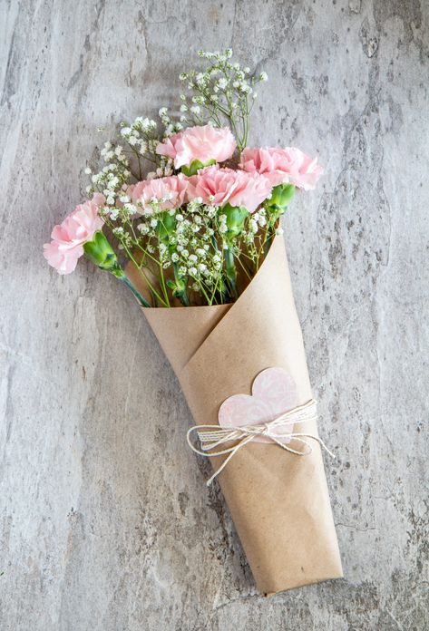 HOW TO CREATE A SIMPLE FLOWER BOUQUET | Everyday Laura Oragami Ideas Cute Easy, Wrap A Bouquet In Paper, Oragami Ideas Cute, Simple Flower Bouquet, Pink White Bouquet, Wrap A Bouquet, Flower Boquet, Diy Bouquet Wrap, Valentine Bouquet