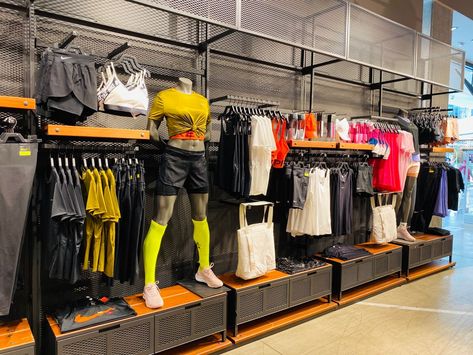 Sport Shop Design, Bridal Boutique Interior, Sportswear Store, Clothing Store Displays, Fitness Boutique, Clothing Store Design, Visual Merchandising Displays, Boutique Display, Retail Store Interior