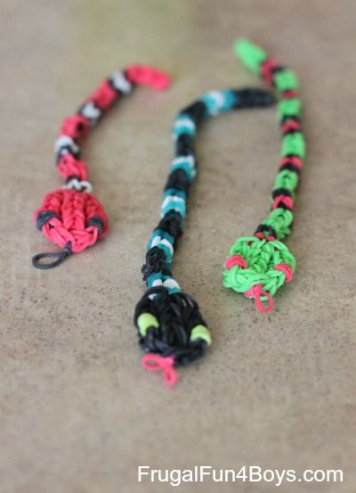 How to make Rainbow Loom snakes - you can make them as long as you want! Tutorial video in the post. Rainbow Loom Bracelet Ideas Easy, Loom Band Bracelets Ideas, Loom Bracelets Patterns, Loom Band Animals, Loom Band Patterns Instructions, Boyfriend Presents, Rainbow Loom Animals, Loom Bands Designs, Wonder Loom