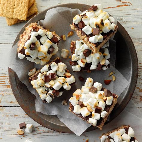 Rocky Road Rice Krispies Treats Oreo Rice Krispies, Rice Crispy Bars, Rice Krispies Cereal, Rice Krispies Recipe, No Bake Summer Desserts, Biscuits Graham, Summer Food Party, Bars And Cookies, Rice Krispies Treats