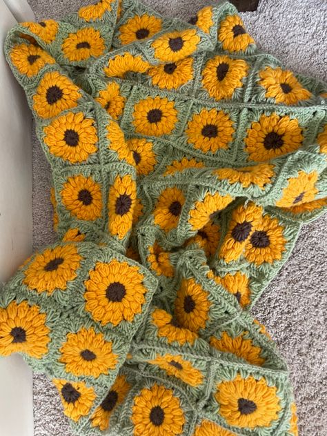 Sunflower Crochet Blanket, Sunflower Granny Square Blanket, Sunflower Granny Square, Granny Square Scarf, Sunflower Crochet, Brown Yarn, Baby Rugs, Blanket Handmade, Granny Square Blanket