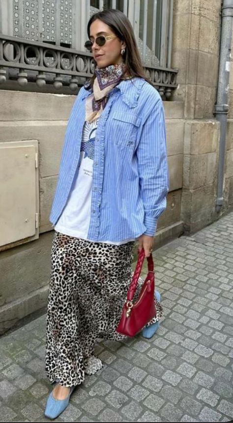 Leopard Print Button Down Shirt Outfit, Blue And Leopard Outfit, Leopard Outfit Ideas Classy, Midi Floral Skirt Outfit, Celebrity Street Style 2024, Portuguese Style Fashion, Cheetah Print Skirt Outfit, Animal Print Skirt Outfit, Cheetah Print Outfits