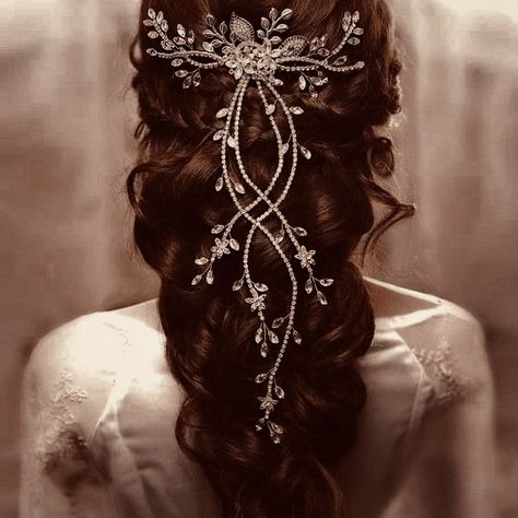 Royal Hairstyles Princesses, Royal Hairstyles, Medieval Hairstyles, Medieval Woman, Ball Hairstyles, Fantasy Hair, Playing With Hair, Magical Jewelry, Princess Aesthetic