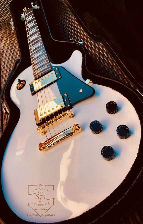 White And Gold Guitar, White Les Paul Guitar, Gibson Les Paul Custom Alpine White, Les Paul Guitar Aesthetic, Les Paul Aesthetic, Gibson Les Paul White, White Les Paul, Gibson Guitars Les Paul, Electric Guitar Photography