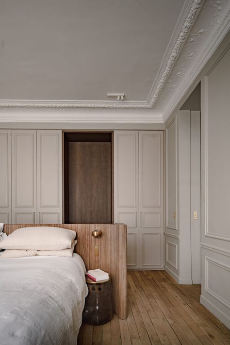 Discover the Timeless Elegance of a Parisian Apartment - Decoholic Haussmann Interior, Parisian Apartment Interior, Curved Bed Frame, Parisian Bedroom, Decorating Rooms, Modern Parisian, Curved Bed, Paris Bedroom, Parisian Interior