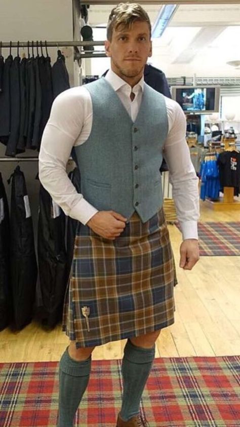 Hot Kilt Men Fashion, Scotish Men, Kilt Men, Scotland Men, Scotland Kilt, Casual Meeting, Scottish Man, Mens Fashion Casual Shoes, Kilt Outfits