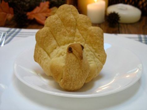 Fun DIY Turkey shaped dinner rolls for Thanksgiving! Fun Thanksgiving Food, Craft Ideas For Fall, Thanksgiving Food Ideas, Turkey Desserts, Thanksgiving Rolls, Nut Cups, Thanksgiving Bread, Thanksgiving Candy, Candy Cups