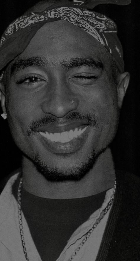 2pac Poster, Tupac Photos, 90s Rappers Aesthetic, Images Terrifiantes, Tupac Art, Tupac Wallpaper, 90s Rappers, Swag Couples, Tupac Pictures