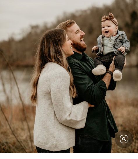 Family Christmas Picture Outfits, Christmas Pictures With Baby, Family Christmas Pictures With Baby, Family Christmas Pictures Outdoor, Christmas Picture Outfits, Christmas Photo Shoot Ideas, Fall Photoshoot Family, Winter Family Photoshoot, Christmas Photo Shoot