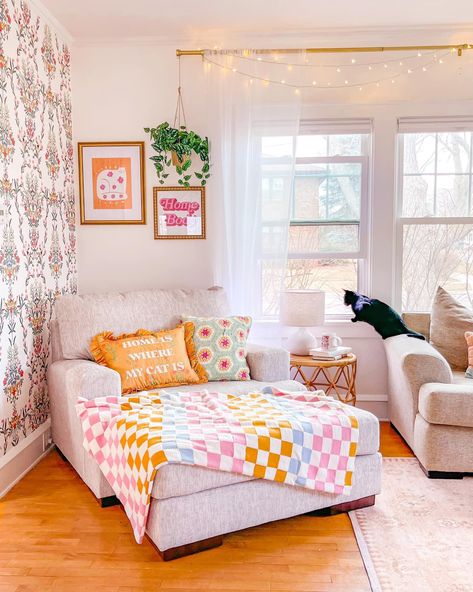 Colorful Home Inspiration, Girly Maximalist Decor, Lauren Loveless Apartment, Joyful Home, Fun Living Room Ideas, Spare Room Ideas Multi Purpose, Colorful Room Ideas, Colorful Minimalist Home, Girly Home Decor