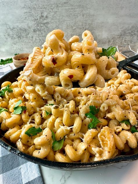 Buttery, creamy, and ultra-cheesy noodles, tossed with herbs, bubbly Brie, and red pepper. This unbelievable dish requires a handful of ingredients and is ready in minutes! Baked Brie Pasta, Brie Pasta Recipes, Brie Recipes Dinner, Noodle Sauces, Crab Leg Recipes Boiled, Brie Pasta, Cheesy Noodles, Cheesy Orzo, Pasta Bake Vegetarian