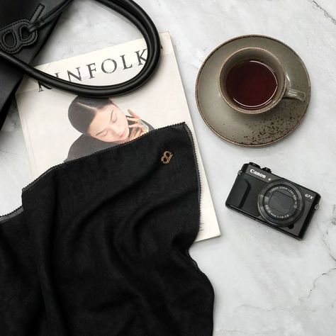 Hijab Flatlay Photography Ideas, Aesthetic Flatlay Ideas, Hijab Flatlay, Scarf Flatlay, Knitwear Aesthetic, Content Photoshoot, Hijab Inner, Hijab Photography, Mens Silk Scarves