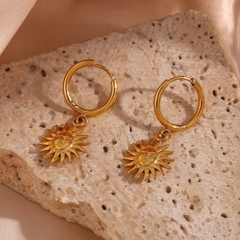 ☀️ Shine bright like the sun with our radiant Sunburst Earrings! ☀️ These gorgeous golden earrings are perfect for adding a touch of celestial charm to your look. Whether you’re dressing up for a special occasion or adding a bit of sparkle to your everyday style, these earrings are sure to make you feel like sunshine. ✨ Elevate your jewelry game and let your inner light shine! ✨ #Earrings #JewelryLovers #SunburstEarrings #FashionJewelry #GoldenGlow #CelestialJewelry #TrendyAccessories #Jew... Moon Planet, Sun Earrings, Y2k Accessories, Cute Sun, 18k Gold Earrings, Golden Sun, Golden Earrings, Sun Goes Down, Celestial Jewelry