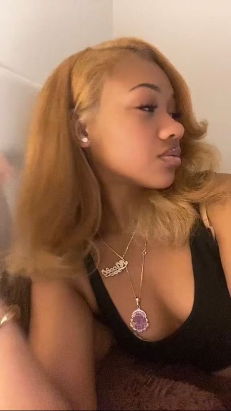 Honey Blond Hairstyles, Light Ginger Brown Hair Color, Golden Blonde Natural Hair Black Women, Dyed Blonde Hair Black Women, Hair Dye Ideas For Light Skin, Blonde Hair Dye Ideas Black Women, Blonde Hair Color Ideas Black Women, Blonde Natural Hair Black Women, Colors To Dye Your Hair Black Women