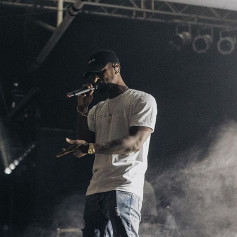 Bryson Tiller Aesthetic, Bryson Tiller Songs, Bryson Tiller Wallpaper, Bryson Tiller, Tour Merch, Aesthetic Photography Grunge, Chris Brown, Rappers