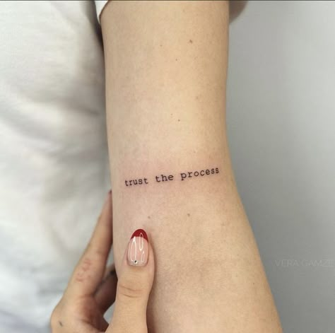 Process Tattoo Ideas, Trust The Process Tattoo Ideas, Tattoo Minimalista Feminina, Trust The Process Tattoo, Process Tattoo, Tattoo Frases, Empowering Tattoos, Karma Tattoo, Tattoos To Cover Scars