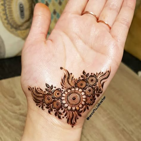 131 Simple Arabic Mehndi Designs That Will Blow Your Mind! | Bling Sparkle Simple Arabic Mehndi, Palm Mehndi Design, Simple Arabic Mehndi Designs, Tato Henna, Finger Henna Designs, Mehndi Designs 2018, Henna Art Designs, Modern Henna Designs, Henna Paste