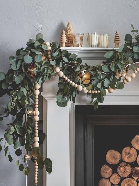 These Holiday Mantel Decor Ideas Are On Fire Holiday Mantel Decor, Navidad Natural, Minimalist Christmas Decor, Natural Christmas Decor, Holiday Mantel, Natural Christmas, Mantel Decor, Christmas Inspo, Christmas Fireplace